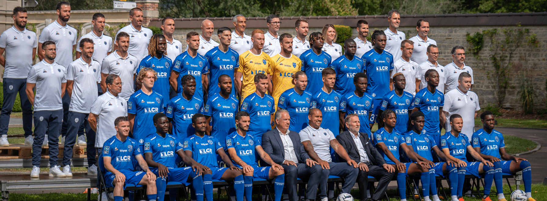 Photo officielle 23/24 : la famille ESTAC réunie !